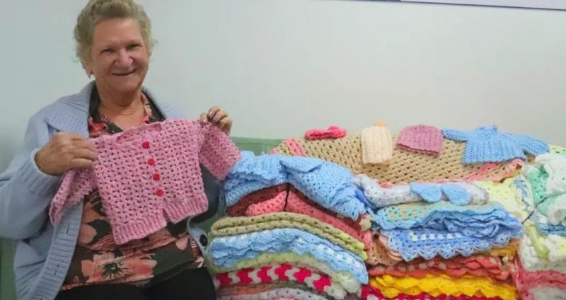 Idosa confeccionas pe&ccedil;as em croch&ecirc; e doa para institui&ccedil;&otilde;es. – Foto: Divulga&ccedil;&atilde;o/Hospital de Gaspar/ND