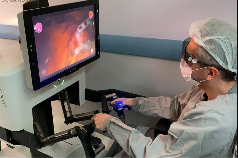 Dr Nicholas Kruel faz cirurgia bari&aacute;trica por meio de rob&ocirc; – Foto: Bruno Ricciardi / Divulga&ccedil;&atilde;o / ND