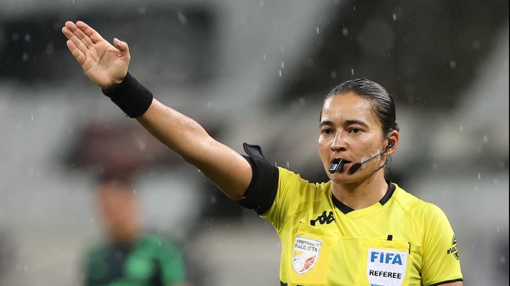 TV iraniana censura jogo da Bundesliga por árbitra ser mulher - 17