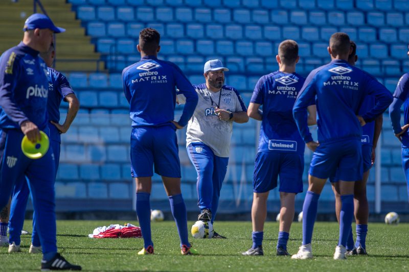 Eduardo Barroca comanda treino do Avaí