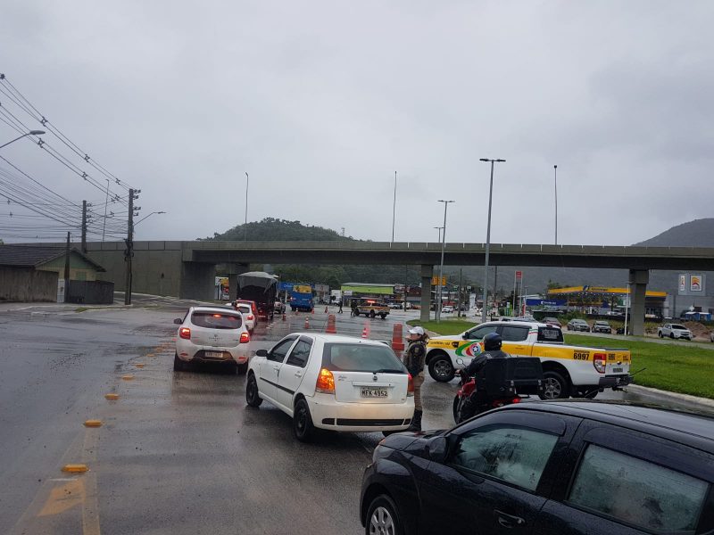 PMRv j&aacute; realizou o fechamento da pista e segue monitorando o tr&acirc;nsito no local – Foto: PMRv/Reprodu&ccedil;&atilde;o/ND