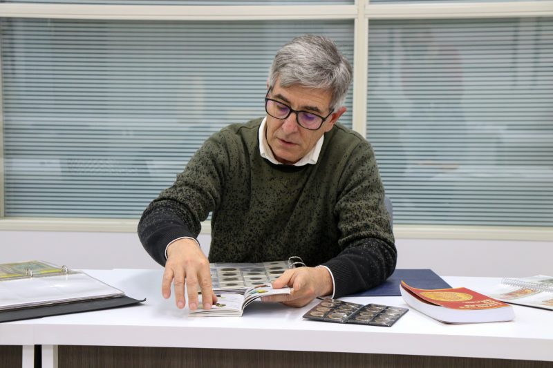 As moedas catalogadas pelo professor compreendem o per&iacute;odo da rep&uacute;blica at&eacute; hoje, com in&iacute;cio em 1889. – Foto: Valeria Cenci/ND