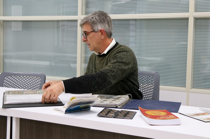 Elton iniciou a juntar as moedas e c&eacute;dulas desde a adolesc&ecirc;ncia, mas foi a cerca de 15 anos que passou a levar a tarefa a s&eacute;rio. – Foto: Valeria Cenci/ND