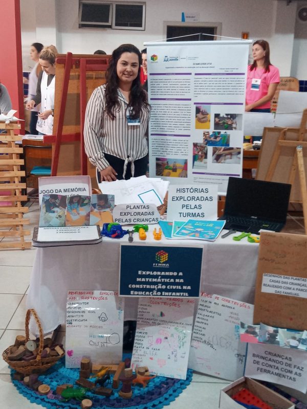 A professora da turma, Marina Lopes Vieira, apresentou os trabalhos sobre construção civil realizado pelos alunos
