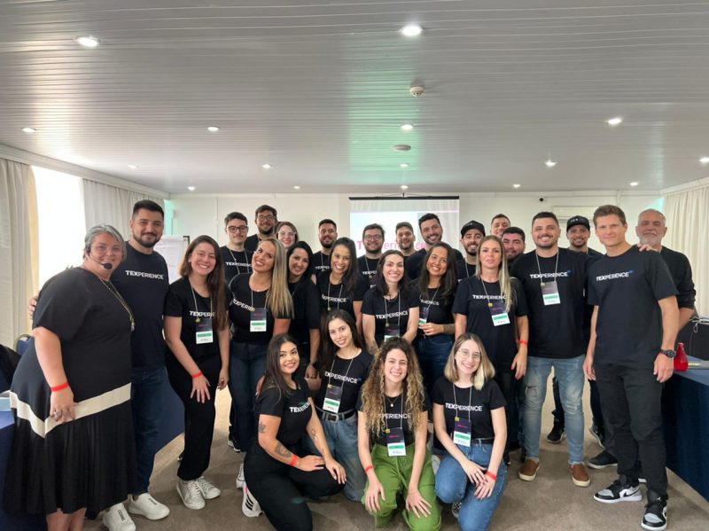 S&eacute;rgio Martins, Marcelo Tiscoski e Felipe Reis, s&oacute;cios da Tex entre funcion&aacute;rios – Foto: Tex Shipping/Divulga&ccedil;&atilde;o ND