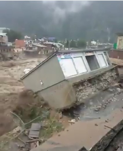 Casa &eacute; engolida por enchente no Paquist&atilde;o – Foto: Reprodu&ccedil;&atilde;o/Joyce Karam/ND