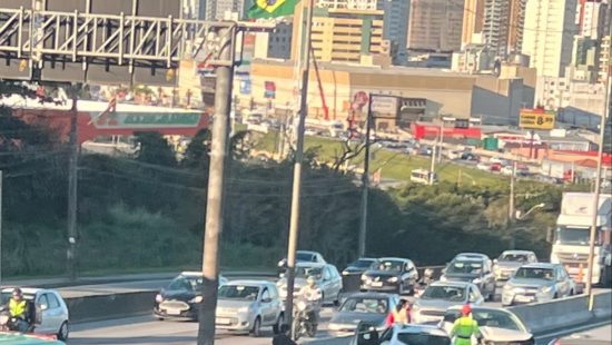 Acidente na BR-101 em São José deixa uma pessoa ferida e bloqueia trânsito