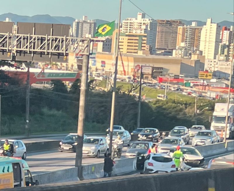 Engavetamento na BR-101 sentido Norte, em S&atilde;o Jos&eacute;, provoca reflexos no tr&acirc;nsito – Foto: Internet/Reprodu&ccedil;&atilde;o/ND