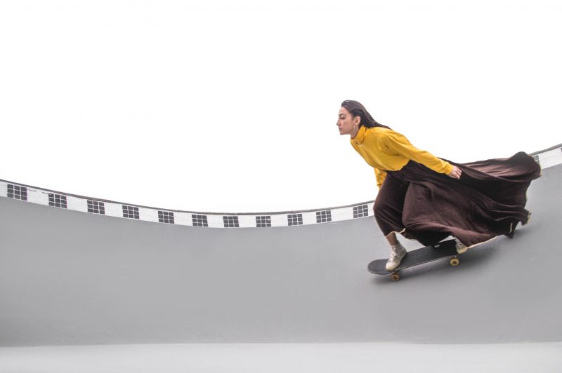 Fotógrafa retrata moda e skate com visão lúdica em exposição em Florianópolis