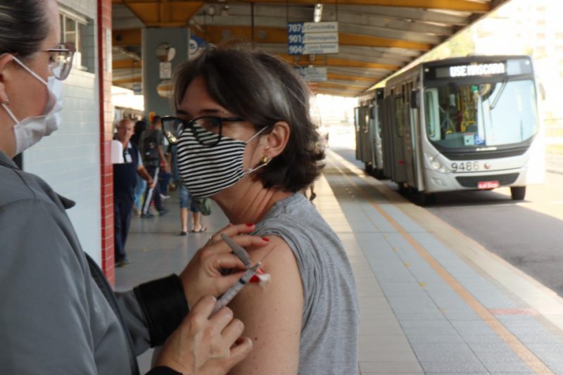Em Blumenau, houve pontos de vacina&ccedil;&atilde;o contra o coronav&iacute;rus at&eacute; em terminais de &ocirc;nibus – Foto: Arquivo/Eraldo Schnaider/Secom Blumenau/ND