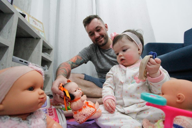 Erival Kuci brinca com a filha Cec&iacute;lia, de oito meses – Foto: Leo Munhoz/ND