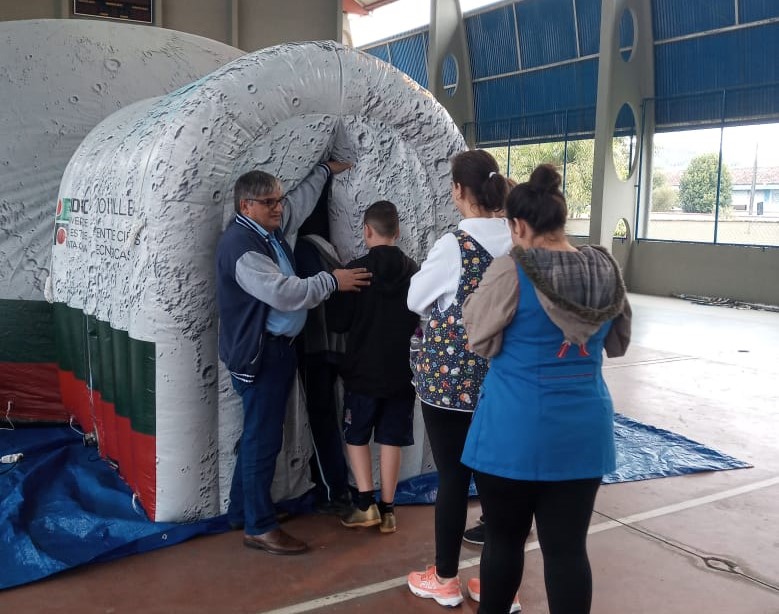 UDESC de Joinville percorre as escolas do município com a visita do planetário móvel