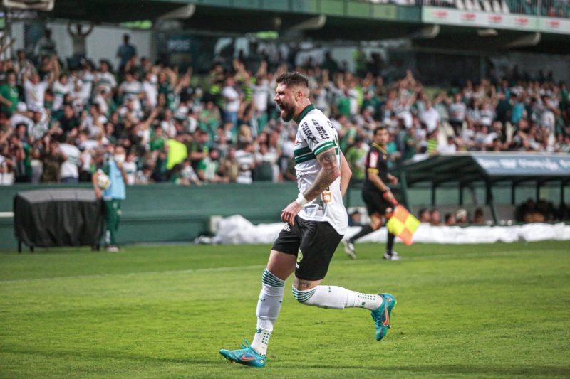 Fabr&iacute;cio Daniel comemora o gol – Foto: Felipe Dalke/Coritiba/ND