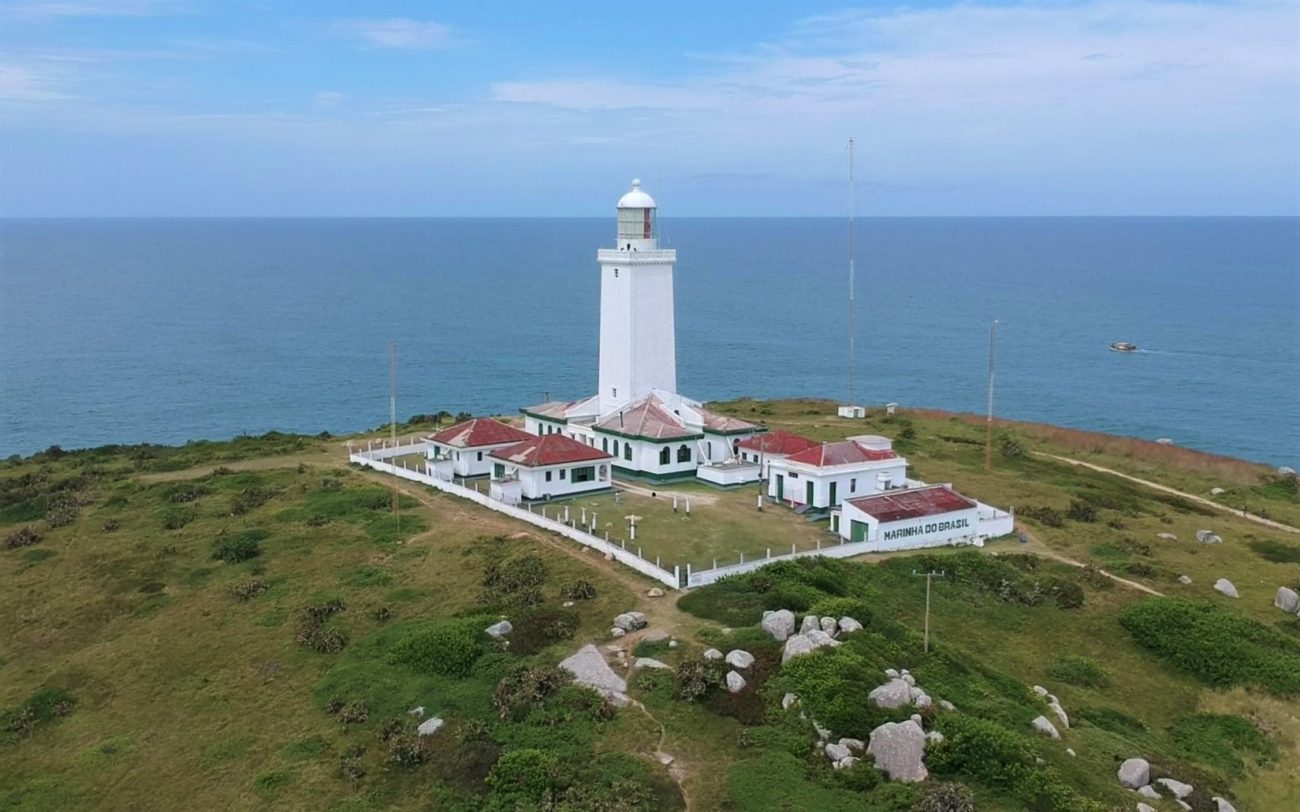 Imagem aérea do Farol de Santa Marta com mar ao fundo