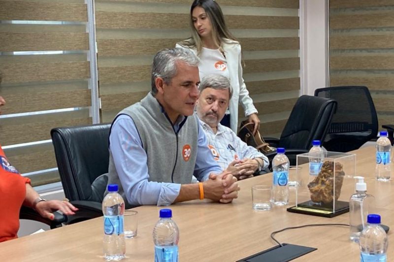 Felipe D’Avila durante reuni&atilde;o em f&aacute;brica de Joinville – Foto: T&aacute;bata Porti/NDTV