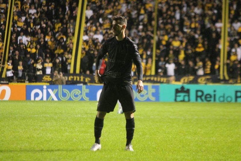 Felipe Mateus &eacute; observado pelos torcedores do Tigre. – Foto: Celso da Luz – Assessoria do Crici&uacute;ma