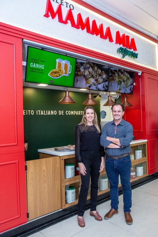 Fernanda Bald Niebuhr e Julinho Cavichioni em frente &agrave; franquia aberta no Floripa Shopping – Foto: Daniel Aquila Babinski/Divulga&ccedil;&atilde;o/ND