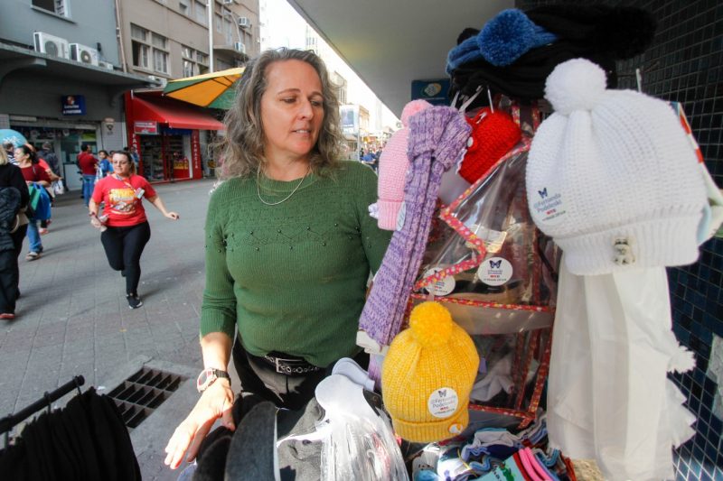Ambulante disse que escapou de tiro após roubo em loja de celulares