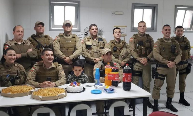 Pedro Henrique comemorou o anivers&aacute;rio na sede do 4&ordm; BPM, em Florian&oacute;polis – Foto: PMSC/Divulga&ccedil;&atilde;o/ND