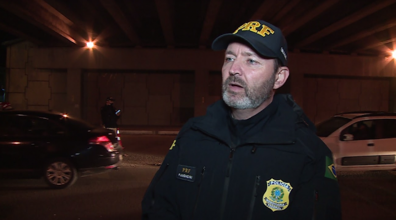 Adriano Fiamoncini, chefe de comunica&ccedil;&atilde;o da PRF, destaca a import&acirc;ncia da cadeirinha para crian&ccedil;as – Foto: Vitor Miranda/NDTV