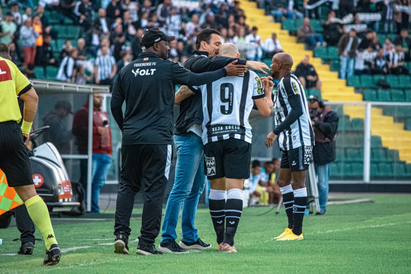 Técnico do Figueirense, Júnior Rocha abraça o atacante TIto