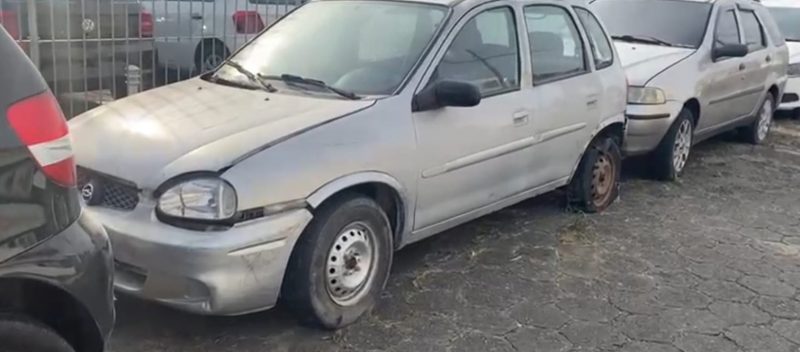 Carros abandonados ficam perto de Central de Plant&atilde;o Policial – Foto: Reprodu&ccedil;&atilde;o/ND