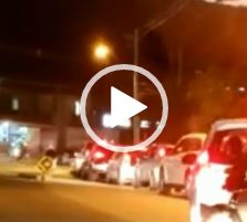 Longas filas se formaram nas principais ruas dos bairros Garcia e Progresso no in&iacute;cio da noite desta segunda-feira – Foto: Divulga&ccedil;&atilde;o/ND