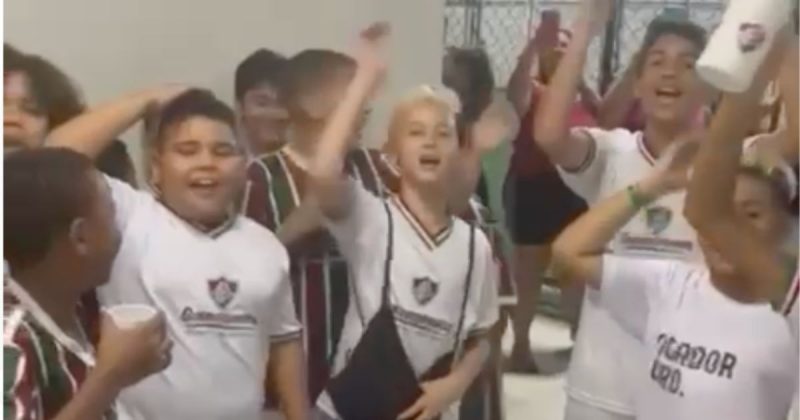“D&aacute;-lhe, Flamengo”, cantam os meninos da escolinha do Fluminense, para revolta do Tricolor – Foto: Reprodu&ccedil;&atilde;o