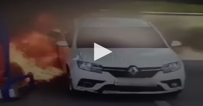 Na hora de abastecer o carro, aquele cigarrinho... só que não! - Foto: Reprodução