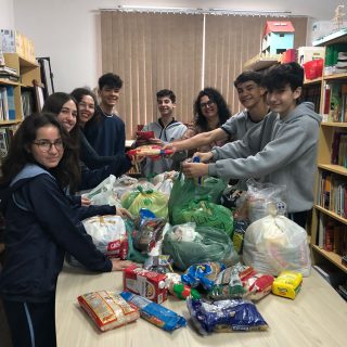 Alunos organizam cestas b&aacute;sicas com os alimentos arrecadados – Foto: Renata Bomfim