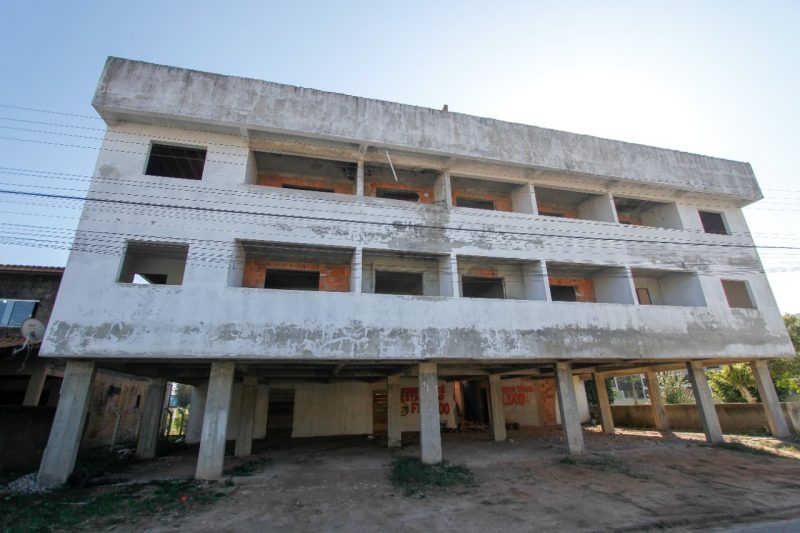 Frente da constru&ccedil;&atilde;o ainda estava de p&eacute; na manh&atilde; de segunda, mas o trabalho segue at&eacute; o fim nesta semana – Foto: Leo Munhoz/ND