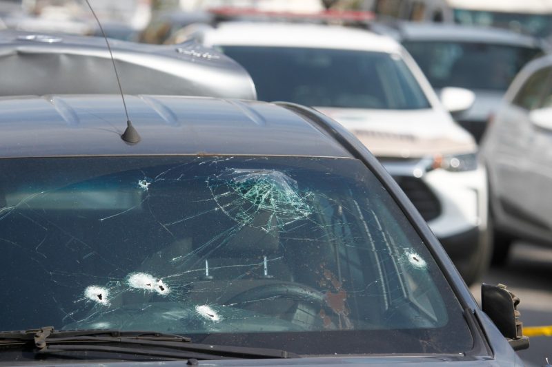 Frente do Uber roubado com marcas de tiro, ap&oacute;s o assalto – Foto: Leo Munhoz/ND