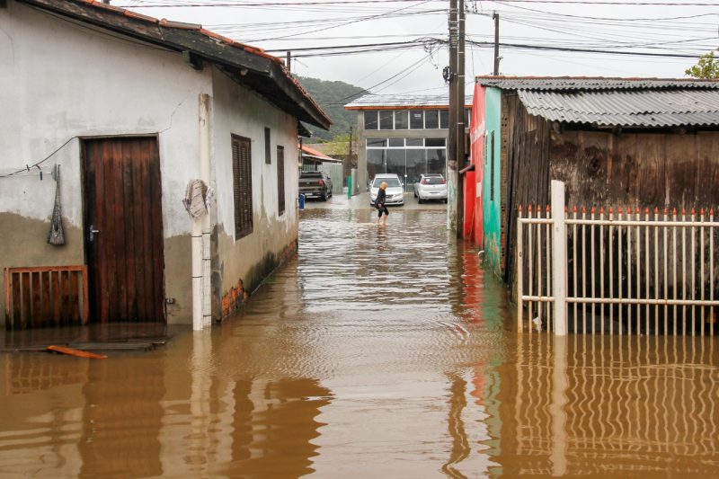 casa alagada no Rio Tavares após chuvas em Florianópolis