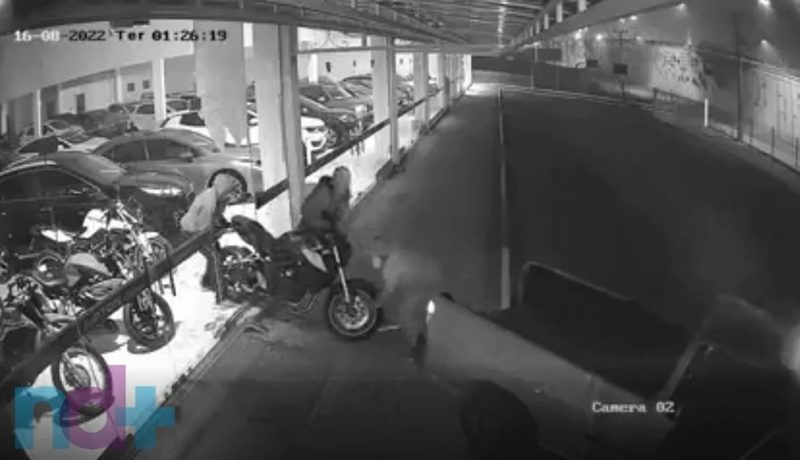 Bandidos atuam em grupo e estouram vitrine para cometer furto em SC – Foto: Reprodu&ccedil;&atilde;o/ND