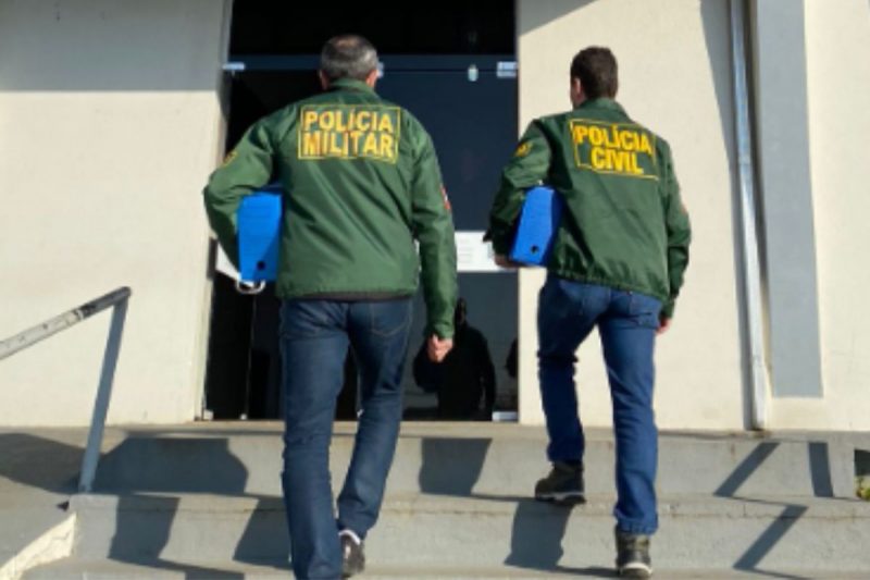 Mandados foram cumpridos em &oacute;rg&atilde;o p&uacute;blico e em local privado – Foto: MPSC/Divulga&ccedil;&atilde;o