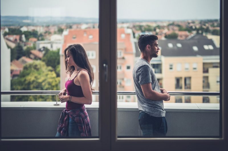 Tanto quem d&aacute; quanto quem sofre ghosting sente impacto emociona e ps&iacute;quico – Foto: skynesher/iStock