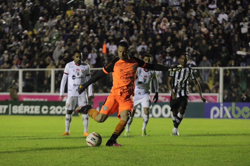 Wilson cobra p&ecirc;nalti para ampliar para o Figueirense – Foto: Patrick Floriani/FFC