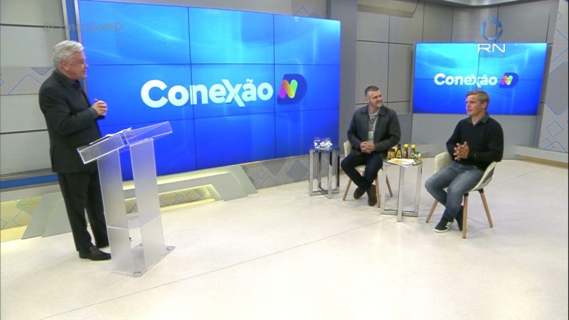 Na edi&ccedil;&atilde;o desta ter&ccedil;a-feira (9), Paulo Alceu conversa com chefe da Divis&atilde;o de Estudos Ap&iacute;colas da Epagri e apicultor – Foto: Reprodu&ccedil;&atilde;o/NDTV