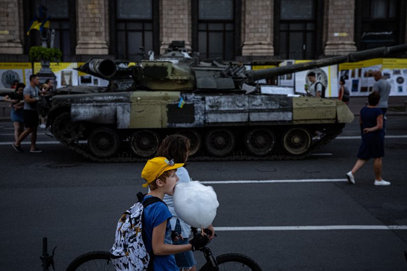 R&uacute;ssia invadiu a Ucr&acirc;nia em 24 de fevereiro, mas a vida segue em meio aos tanques – Foto: Dimitar Dilkoff/AFP/ND