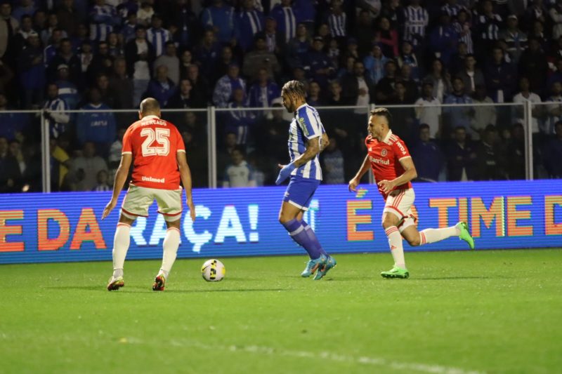 Guerreiro sendo queimado por uma esquema t&aacute;tico nulo para o seu futebol.- Foto: Frederico Tadeu / Ava&iacute; F.C