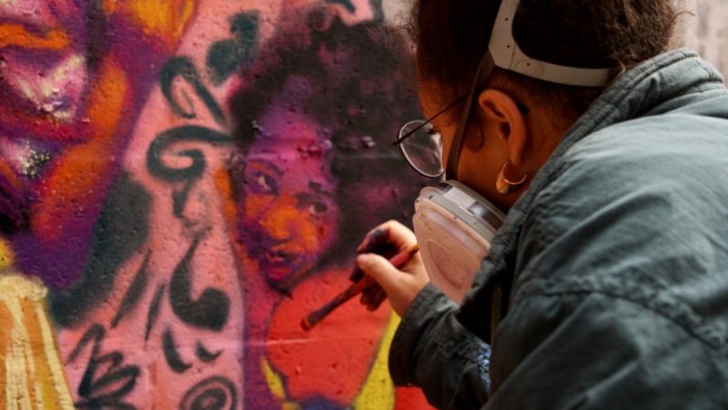 Gugie Cavalcanti trabalhando no mural em que retrata filhas, av&oacute;s e m&atilde;e no Centro Cultural Veras – Foto: Paulo Kurazumi/Divulga&ccedil;&atilde;o/ND