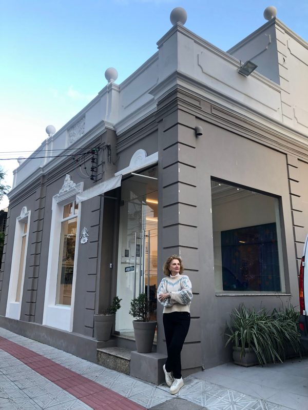 A galerista Helena Fretta em frente ao seu espa&ccedil;o de arte – Foto: Divulga&ccedil;&atilde;o/ND