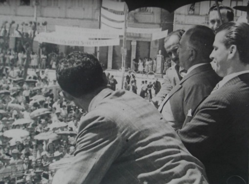Registro da d&eacute;cada de 1950, quando Get&uacute;lio Vargas discursou em Joinville. De costas, Jota Gon&ccedil;alves, locutor da R&aacute;dio Difusora AM – Foto: Jos&eacute; Eli Francisco/Divulga&ccedil;&atilde;o