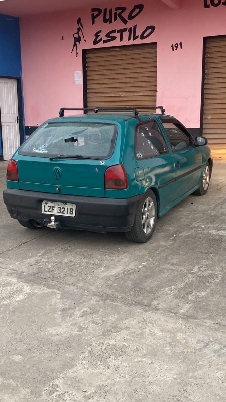 Marcas dos tiros foram deixadas no carro da v&iacute;tima – Foto: Divulga&ccedil;&atilde;o/NDTV