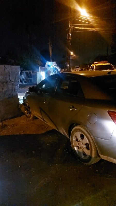 Durante persegui&ccedil;&atilde;o, suspeitos bateram ve&iacute;culo contra muro – Foto: Divulga&ccedil;&atilde;o/NDTV