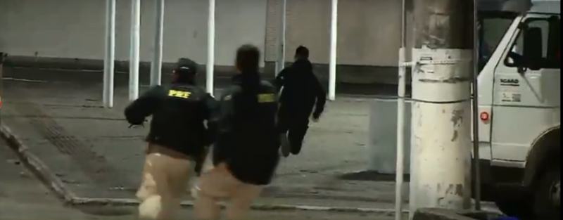 Passageiro foge durante abordagem da PRF em Palho&ccedil;a neste s&aacute;bado (20) – Foto: NDTV/Reprodu&ccedil;&atilde;o