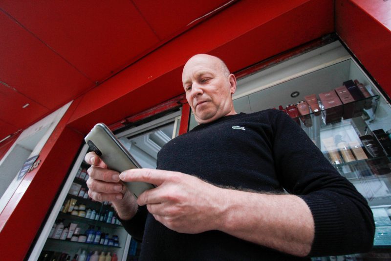 Ory Fuentes vai esperar mais um pouco para trocar o aparelho com tecnologia 5G – Foto: Leo Munhoz/ND