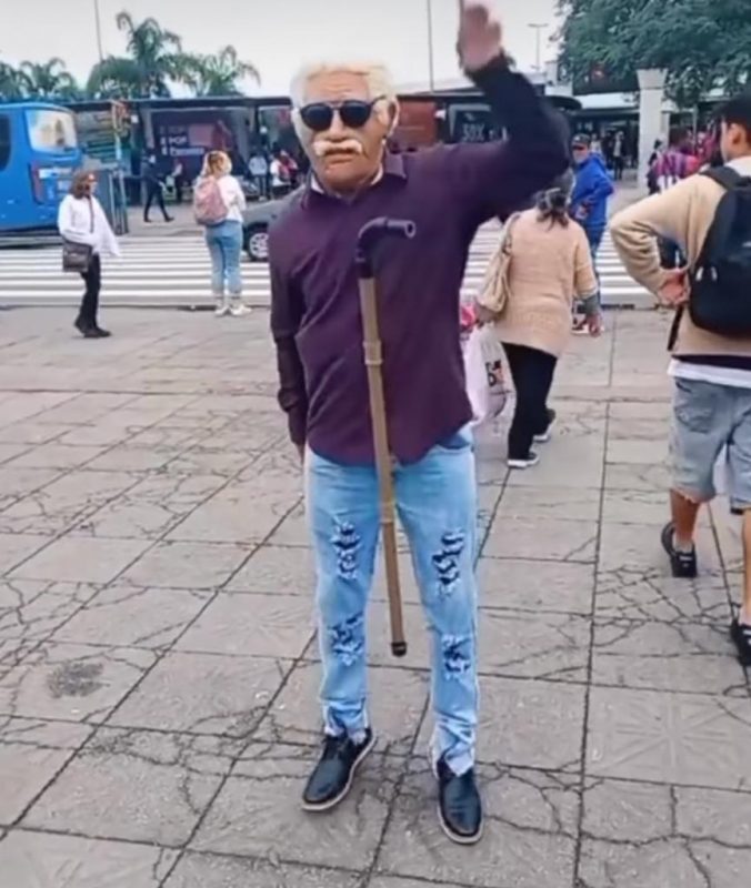 Vov&ocirc; dan&ccedil;arino chama aten&ccedil;&atilde;o em Florian&oacute;polis – Foto: Reprodu&ccedil;&atilde;o/TikTok/ND