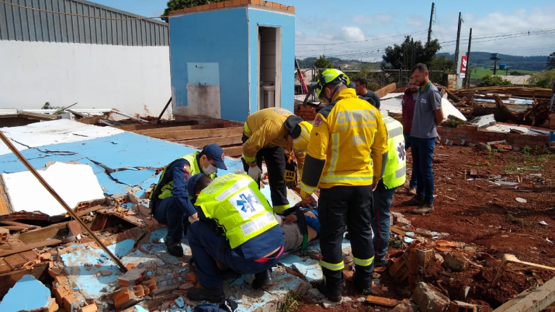Trabalhador quebra perna ao ser atingido por parede de concreto em Chapec&oacute; &mdash; Foto: Corpo de Bombeiros/ND