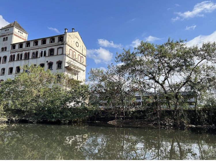 Paisagem encanta pelas &aacute;guas do Rio Cachoeira. – Foto: Internet